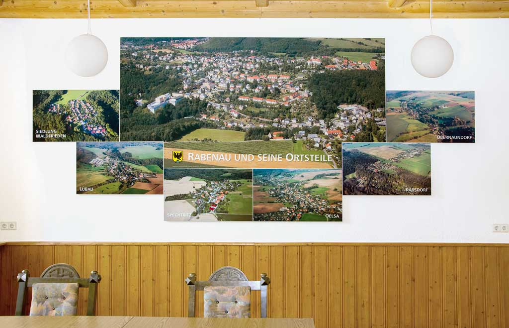 Fotowand mit Luftbildern von Rabenau und Ortsteilen im Ratskeller Rabenau
